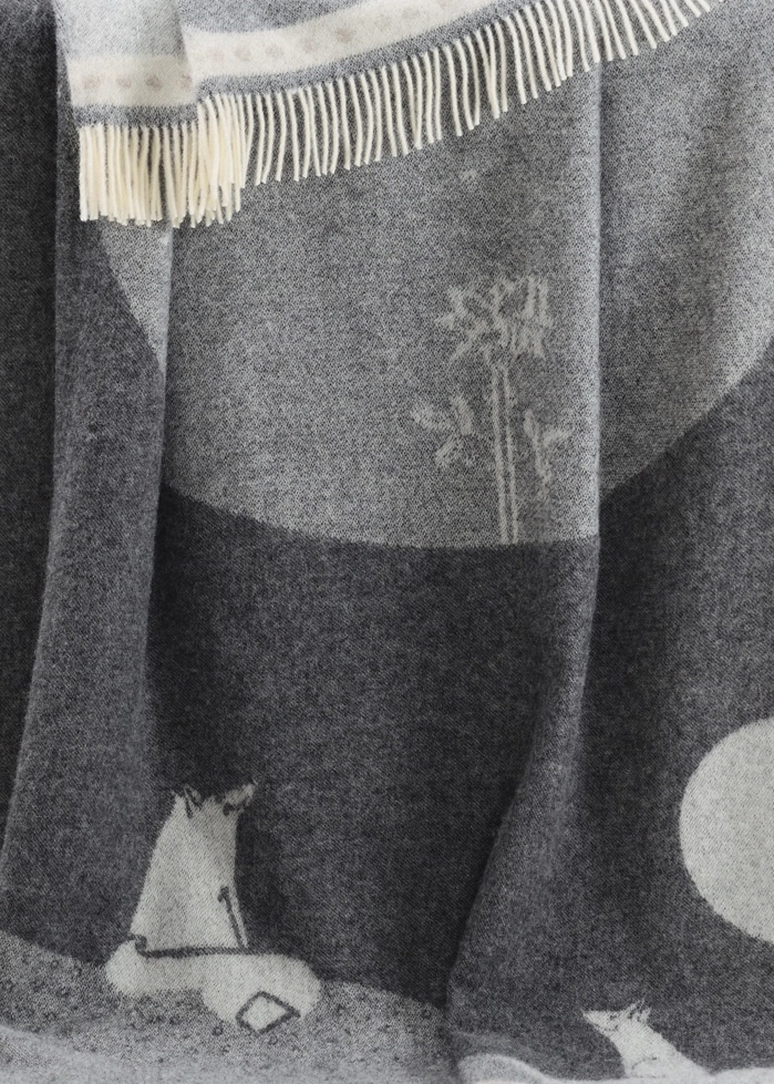 wwFox and rose Woollen throw